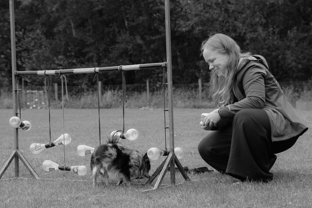 Dymphie Lemmens in een liefdevol moment met de hond Dino