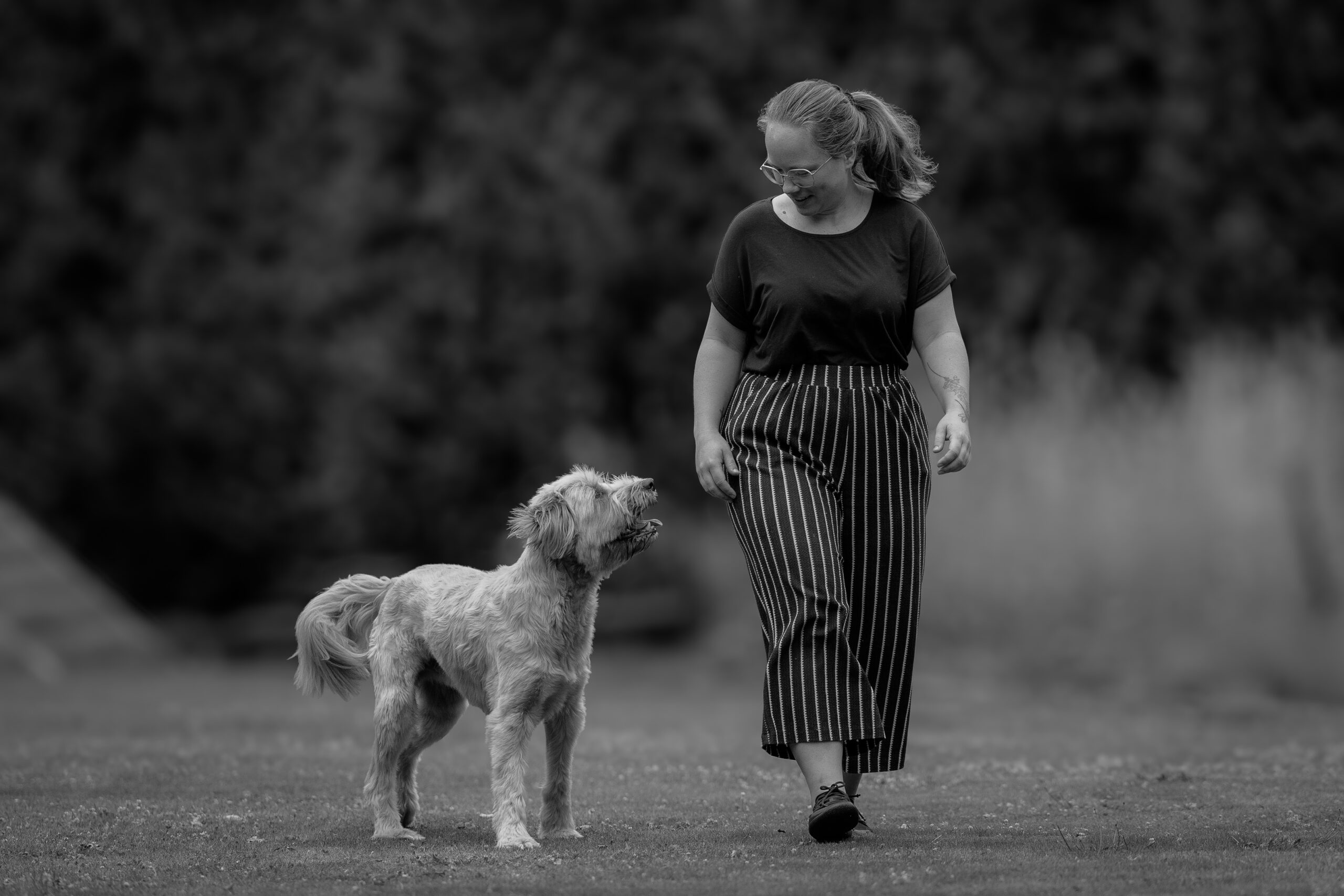 Portret van de hondenfotograaf van Mini Maxi Dogs samen met hond Finley